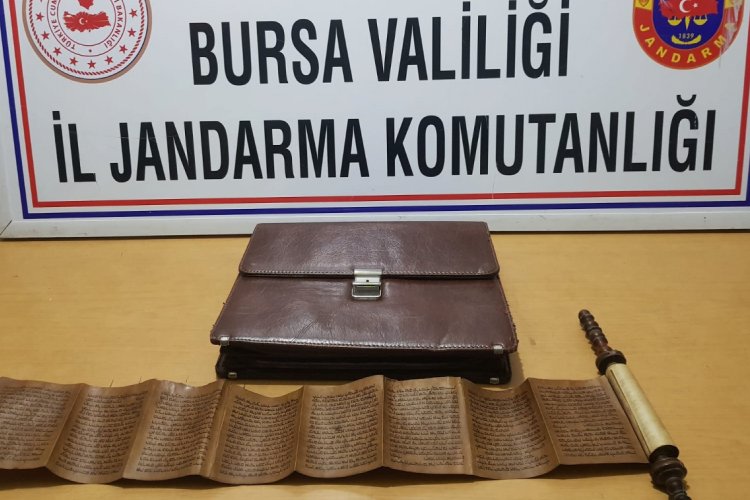 Bursa'da tarihi eser kitabı jandarmaya satarken su&ccedil;&uuml;st&uuml; yakalandılar