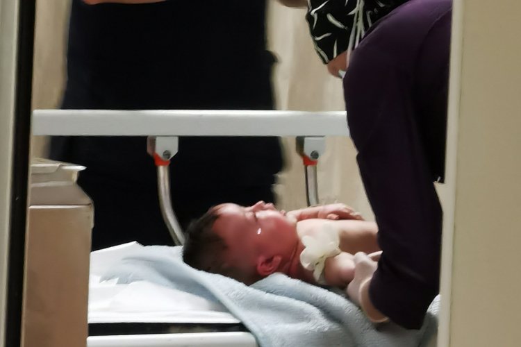 Bursa'da &uuml;zerine kaynar su d&ouml;k&uuml;len G&uuml;neş bebek, ağır yaralandı