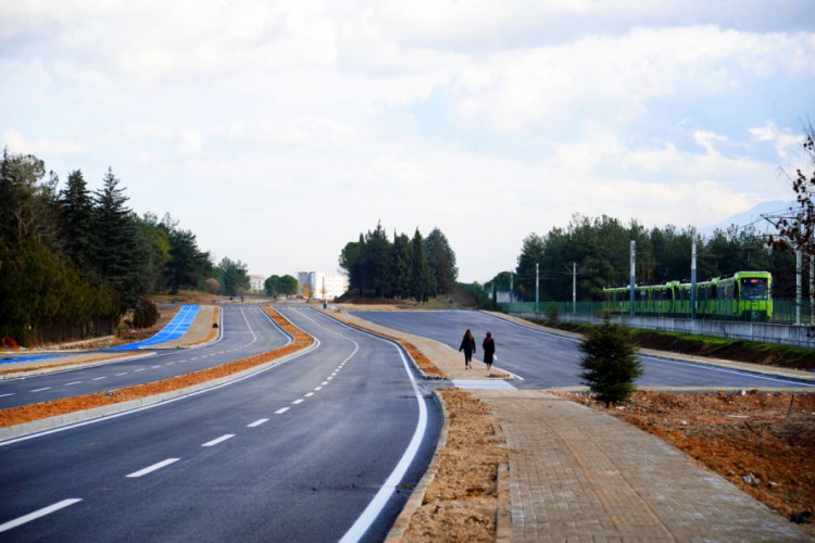 Bursa'da &uuml;niversitenin yenilenen yolu trafiğe a&ccedil;ılıyor