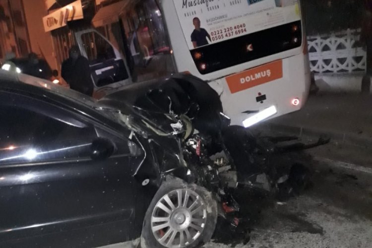 Otomobil park halindeki dolmuşa &ccedil;arptı