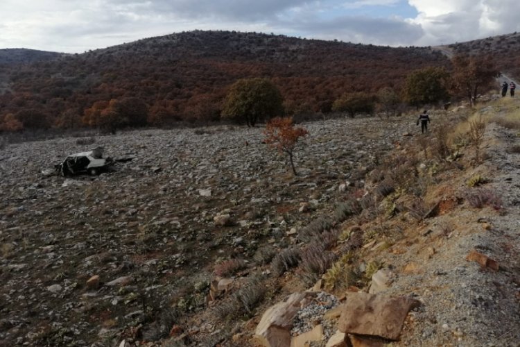 Takla atarak tarlaya u&ccedil;an otomobilden sağ kurtuldu