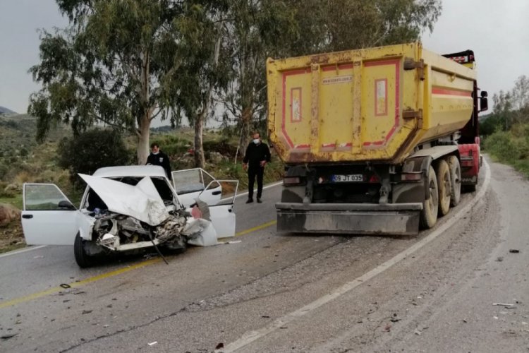 Kamyon otomobili ezip ge&ccedil;ti