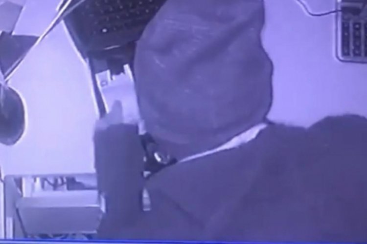 Kasadaki paraları da, tezgahtaki baklavayı da, askıdaki montu da &ccedil;aldı
