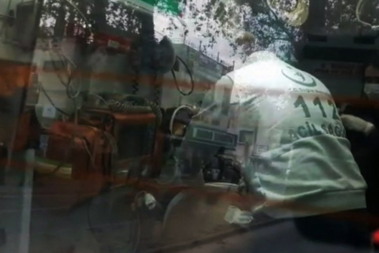 Bı&ccedil;aklanarak yaralandı, polis karakolu &ouml;n&uuml;nde yere yığıldı