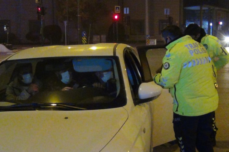 Bursa'da polis durdurduğu otomobilin i&ccedil;ini g&ouml;r&uuml;nce şok oldu