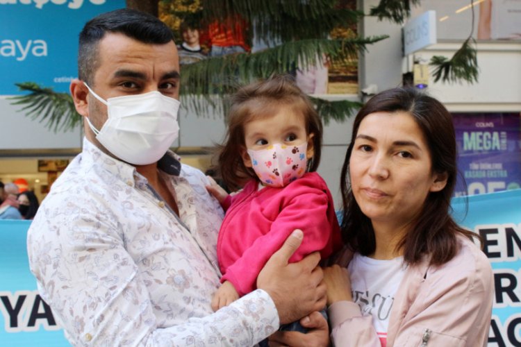 SMA hastası 'Deniz' bebek i&ccedil;in broş&uuml;r dağıttılar
