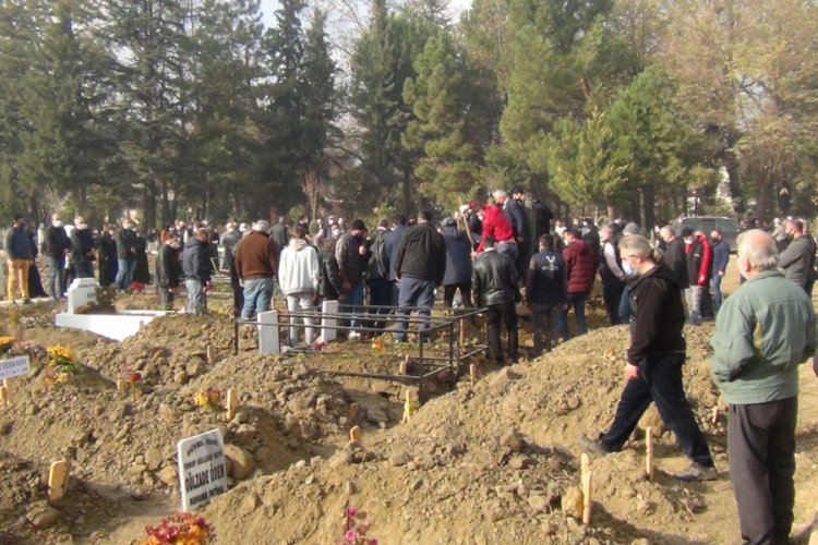 Bursa'da aynı aileden 4 kişi korona vir&uuml;sten &ouml;ld&uuml;