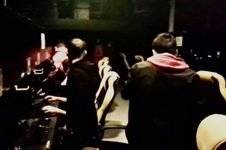 Bursa'da gen&ccedil;lerin internet kafe sevdasına polis baskını