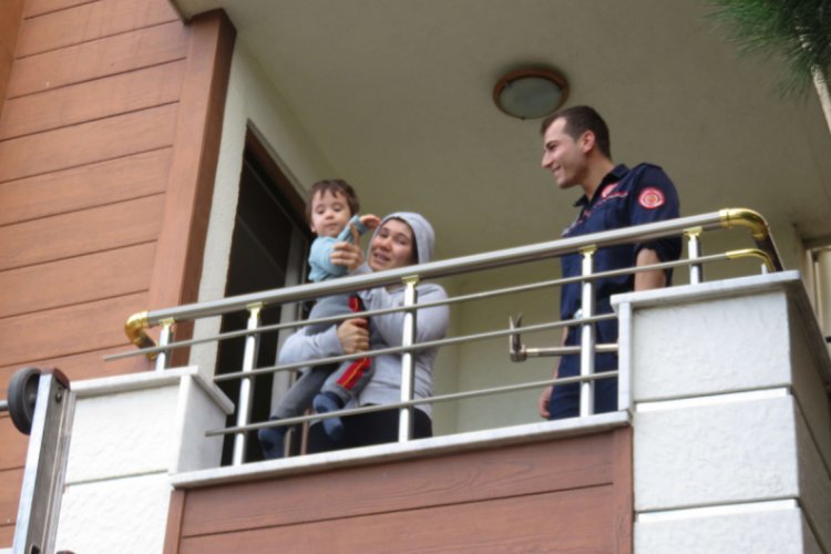 2 yaşındaki &ccedil;ocuk annesini balkona kilitledi