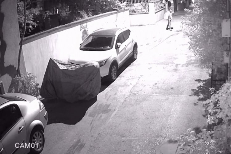 Bursa'da motosikleti &ccedil;alıştıramayınca iterek &ccedil;aldı