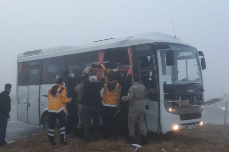 Askeri servis aracı TIR'la &ccedil;arpıştı: 10 yaralı