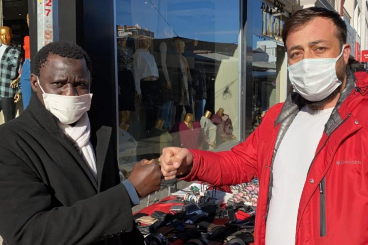 Bursa'da Senegalli Muhammed ırk&ccedil;ılığa tepki g&ouml;sterdi