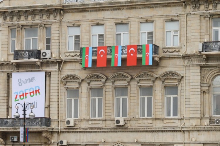 Bak&uuml; sokakları T&uuml;rk bayrakları ile s&uuml;slendi