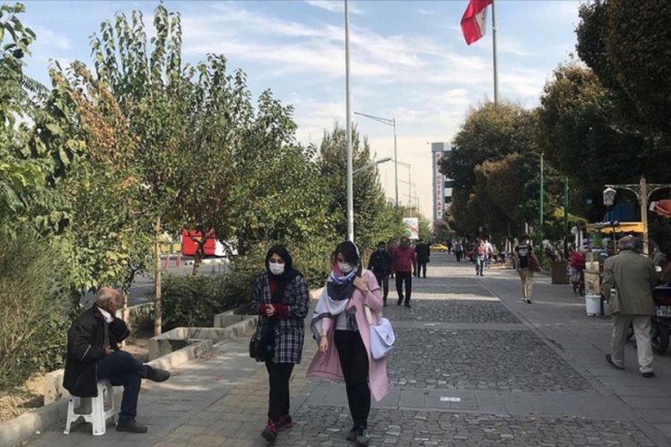 İran'da son 24 saatte 295 kişi Kovid-19'dan hayatını kaybetti