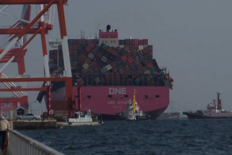 Fırtınaya yakalanan kargo gemisindeki iki bin konteyner devrildi