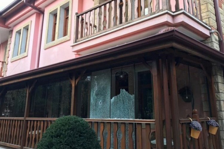 &Uuml;st&uuml;n'&uuml;n evine silahlı saldırıda bulunan kişi 'kasten &ouml;ld&uuml;rmeye teşebb&uuml;s'ten tutuklandı