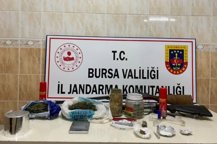 Bursa'da jandarma ekipleri 3 farklı adrese baskın d&uuml;zenledi