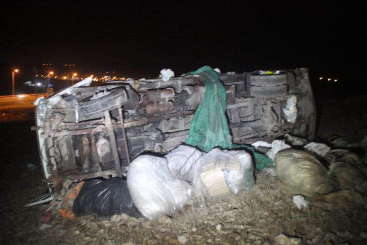 Otomobille &ccedil;arpışan kamyonet şarampole devrildi: 2 &ouml;l&uuml;