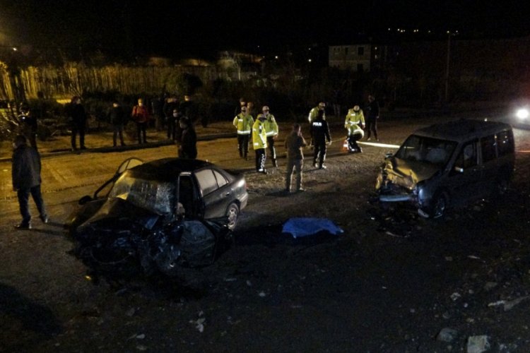 İki ara&ccedil; kafa kafaya &ccedil;arpıştı: 1 &ouml;l&uuml;