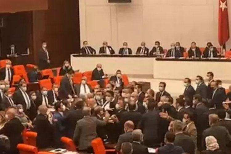 Mecliste, AK Parti ve CHP'li vekiller arasında arbede