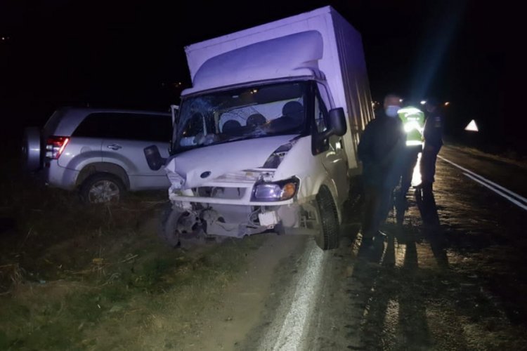 Otomobil ile kamyonet &ccedil;arpıştı
