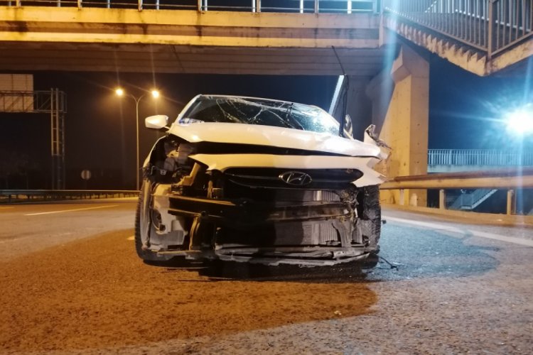 Takla atan otomobil tıra &ccedil;arptı