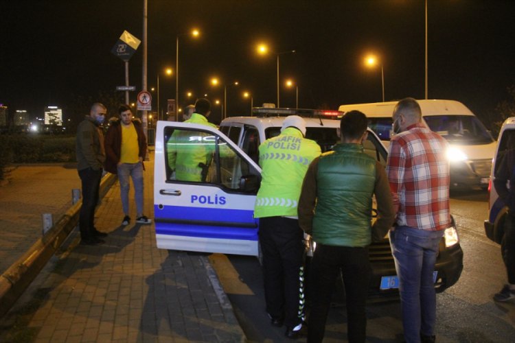 Bursa'da kısıtlamaya uymayan alkoll&uuml; s&uuml;r&uuml;c&uuml; ve arkadaşı ceza yedi