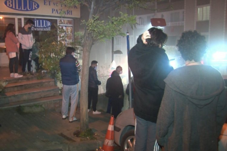 Kumaş deposunda yangın &ccedil;ıktı, mahalleli sokağa d&ouml;k&uuml;ld&uuml;