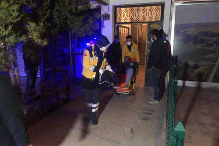 Evde alkol alan arkadaşların arasında kız meselesi kavgası
