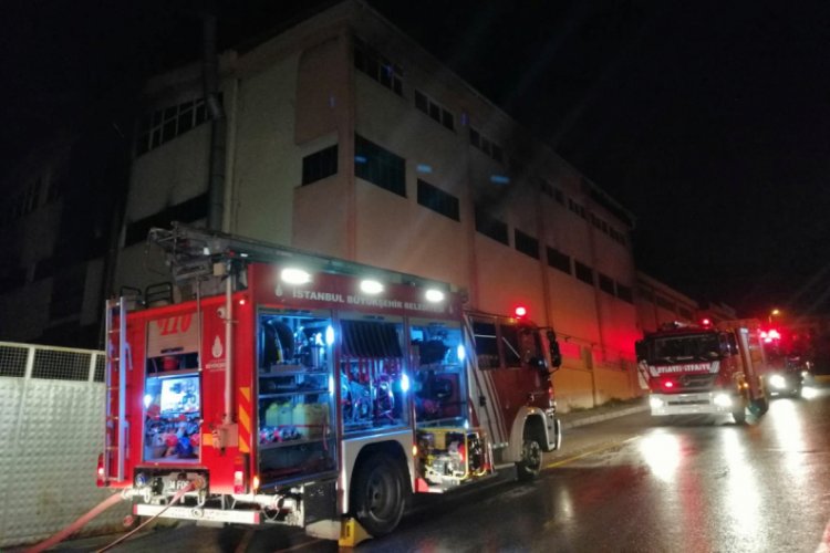 3 katlı fabrikada gece yarısı korkutan yangın