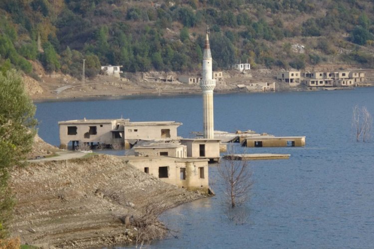 Alak&ouml;pr&uuml; Barajı'nda su seviyesi d&uuml;şt&uuml; evlerin &ccedil;atıları g&ouml;r&uuml;nd&uuml;
