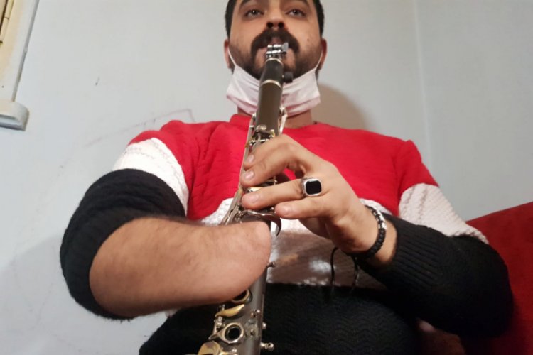 İş kazasında elini kaybeden m&uuml;zisyen, tek eliyle klarnet &ccedil;alıyor