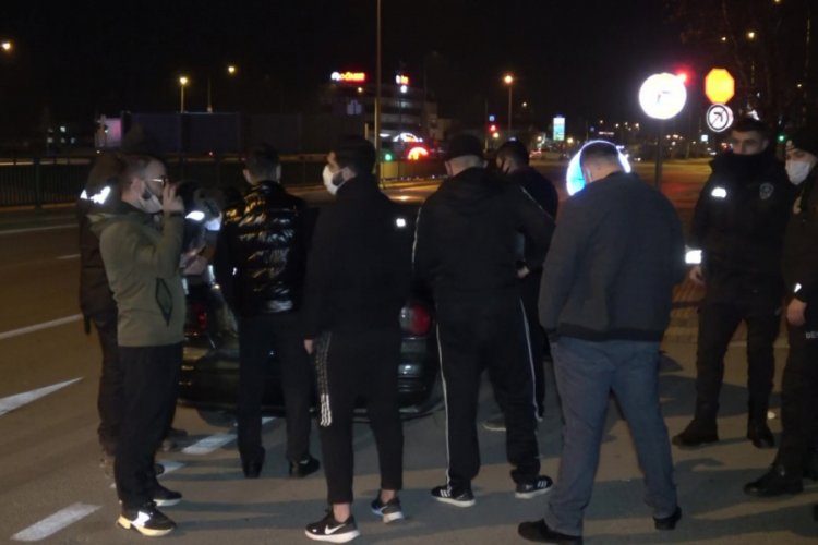 Bursa'da cezaevinden izinli &ccedil;ıkan 7 arkadaşın kısıtlama gezintisine polis engeli