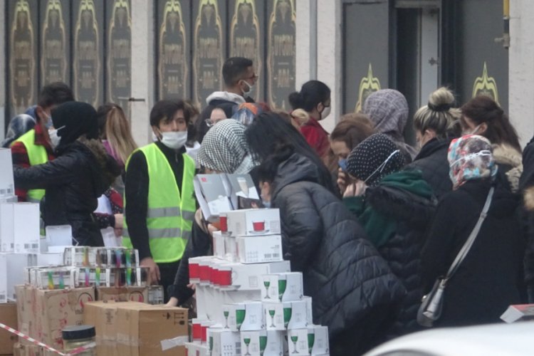 Bursa'da indirim korona vir&uuml;s&uuml; unutturdu