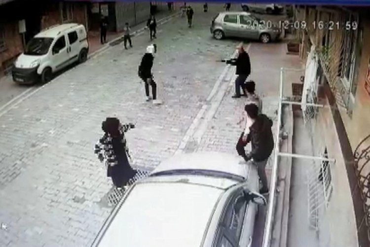&Ccedil;ocukların top oynamasına sinirlendi: Pompalı t&uuml;fekle dehşet sa&ccedil;tı