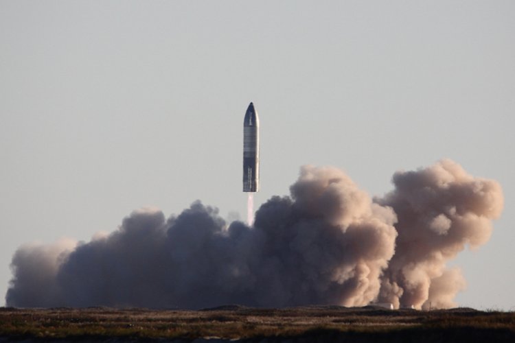SpaceX'in roketi test sırasında patladı