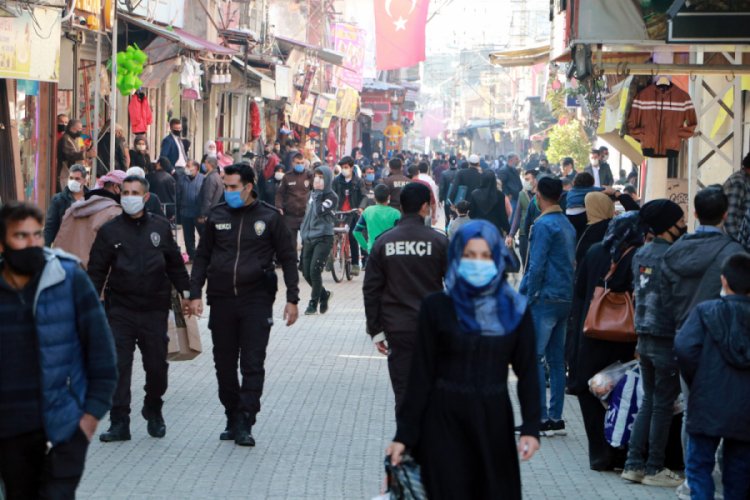 Suriyeli g&ouml;&ccedil;menlere Arap&ccedil;a maske, mesafe ve hijyen uyarısı