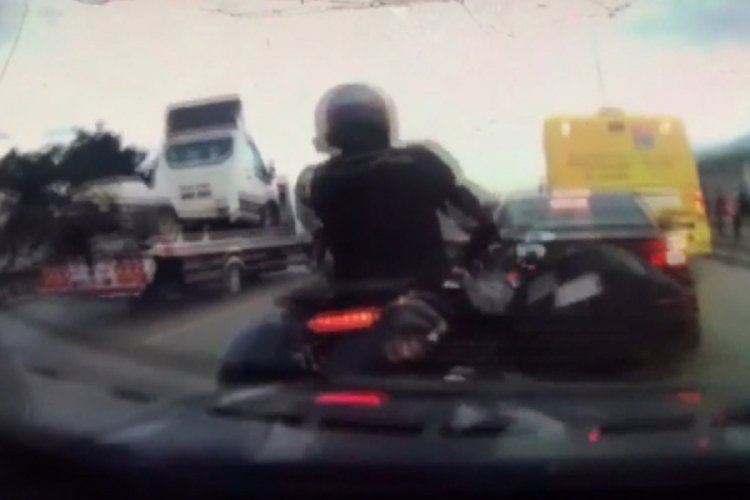 Bursa'da otomobilin motosiklete &ccedil;arptığı kaza, ara&ccedil; kamerasında