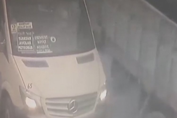 Minib&uuml;s&ccedil;&uuml; aynasını kıran kamyoncuyu kovaladı