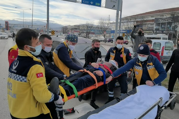 Bursa'da ila&ccedil;larını almaya giderken, kazada ağır yaralandı