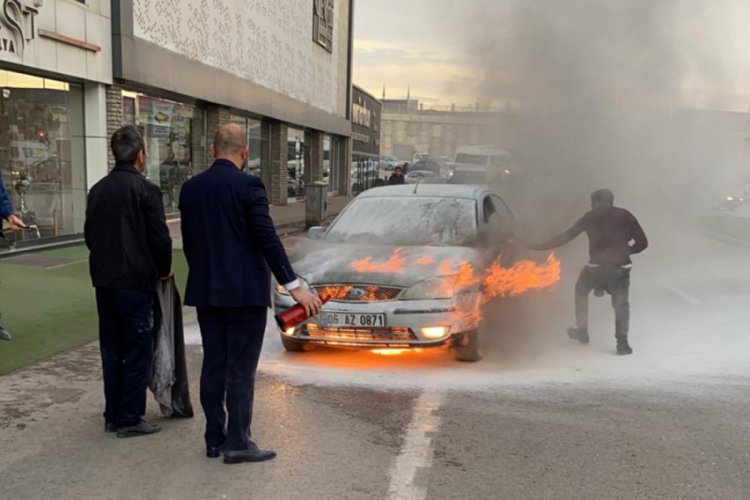 Bursa İneg&ouml;l'de seyir halindeyken alev alan otomobilde hasar oluştu