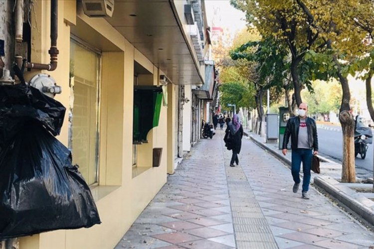 İran'da son 24 saatte 284 kişi Kovid-19'dan hayatını kaybetti