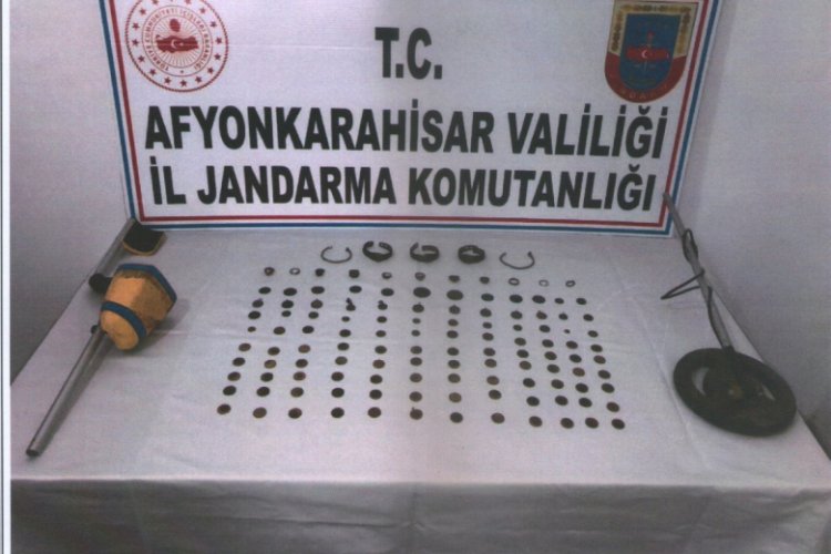 Elindeki tarihi eserleri satmak isterken yakalandı