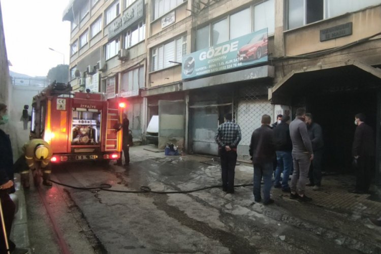Bursa'da iş merkezinde &ccedil;ıkan yangında esnaf camdan &ccedil;ıkarak kurtulmaya &ccedil;alıştı