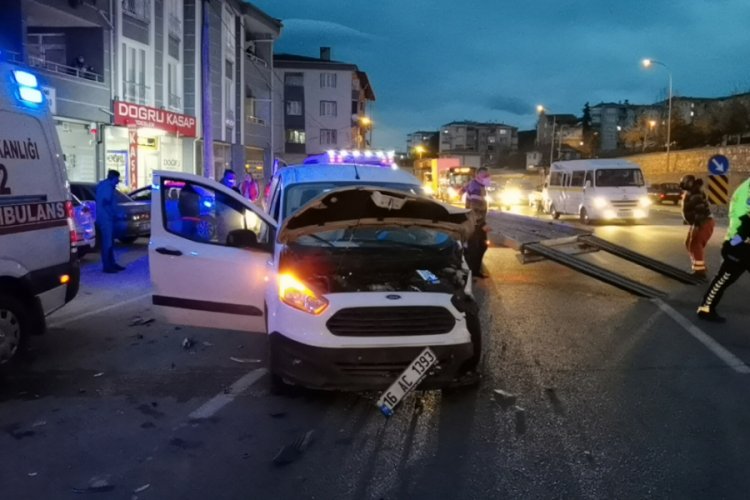 Bursa Keles M&uuml;ft&uuml;s&uuml; Tanrıkulu'nun eşi kazada yaralandı