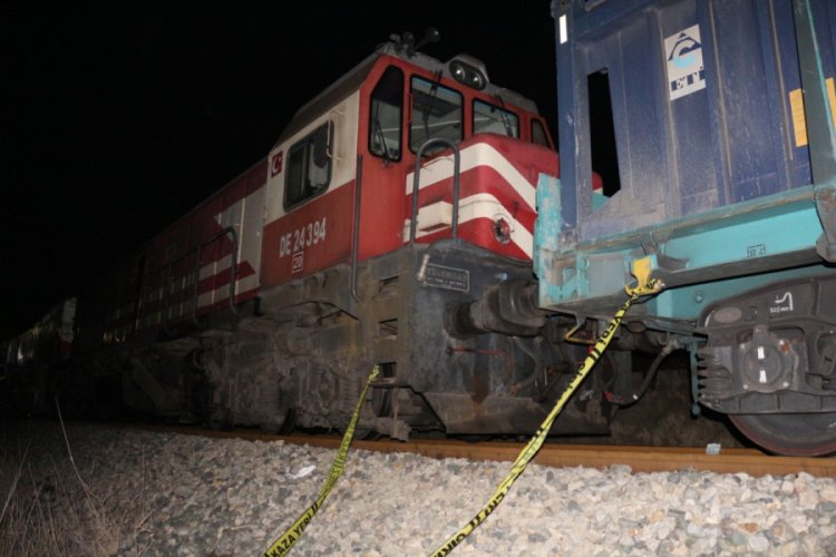 Raylarda y&uuml;r&uuml;yen şahsa y&uuml;k tren &ccedil;arptı