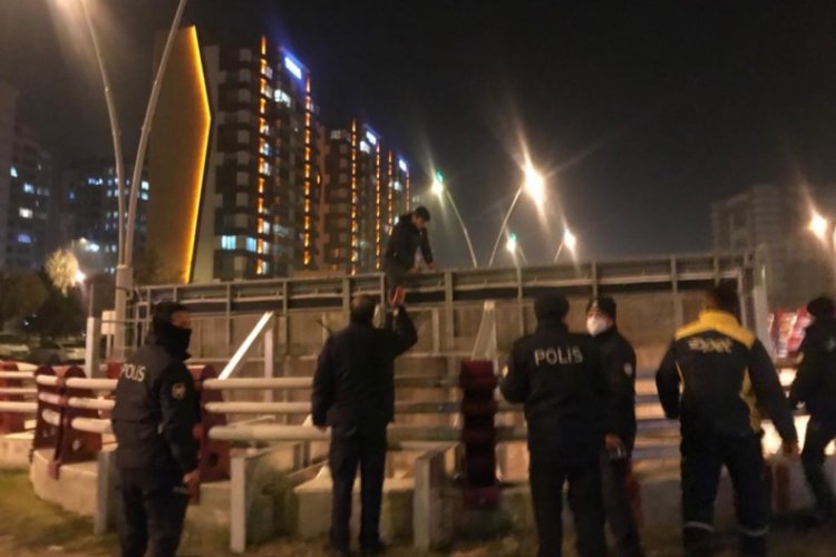 İş bulamadığı i&ccedil;in terk edilen şahıs &uuml;st ge&ccedil;itten atlamak istedi