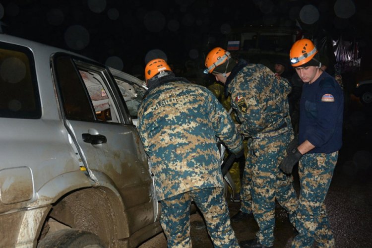 Dağlık Karabağ'da Rus Barış G&uuml;c&uuml;'ne ait askeri ara&ccedil; sivil araca &ccedil;arptı