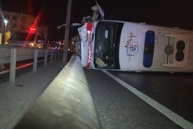 Otomobile &ccedil;arpan ambulans yan yattı