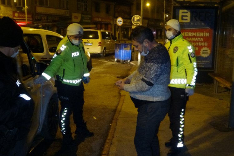 Alkoll&uuml; yakalandı, 'alkol kullanmıyorum' diyerek gazetecilere saldırdı